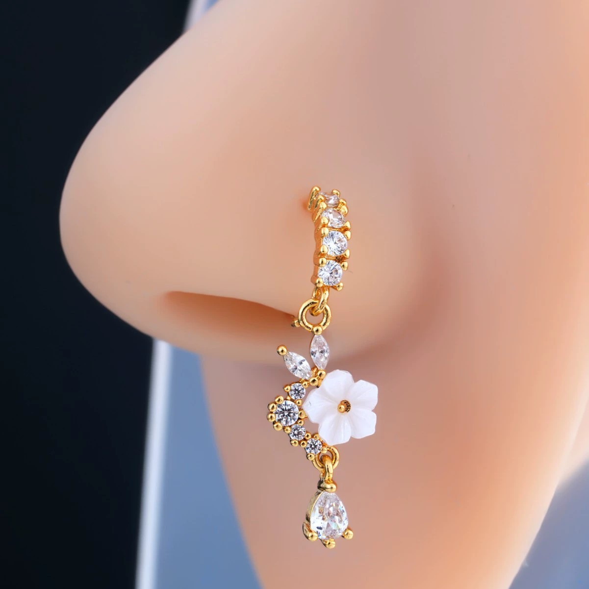 Gold Flower Nose Ring with Dan - Body Jewelry Nose Studs recensione e prezzo
