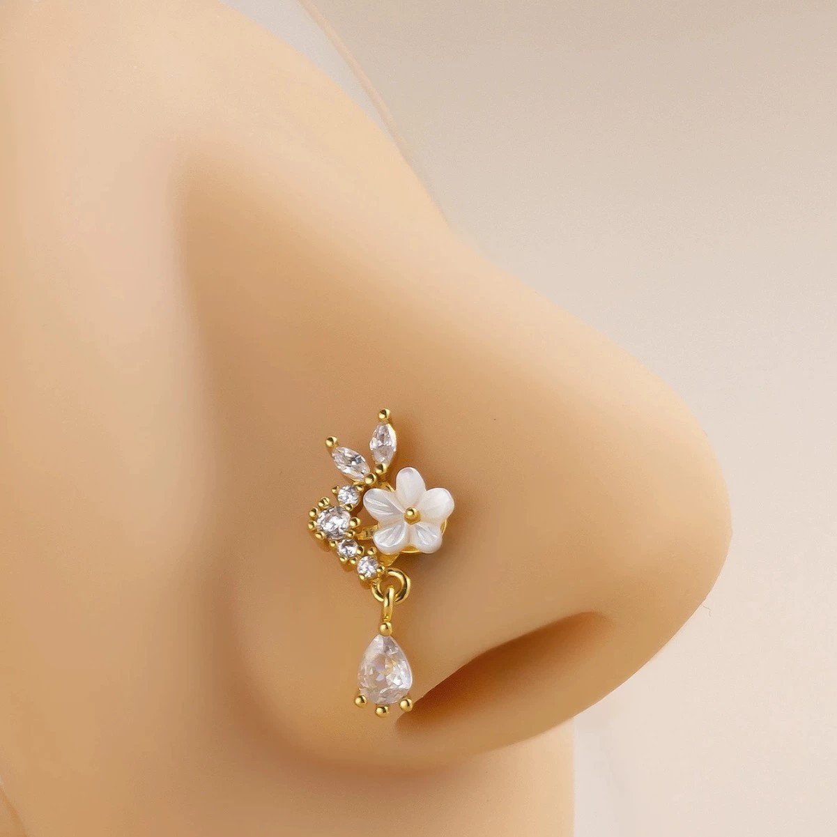Gold Flower Nose Ring with Dan - Body Jewelry Nose Studs recensione e prezzo