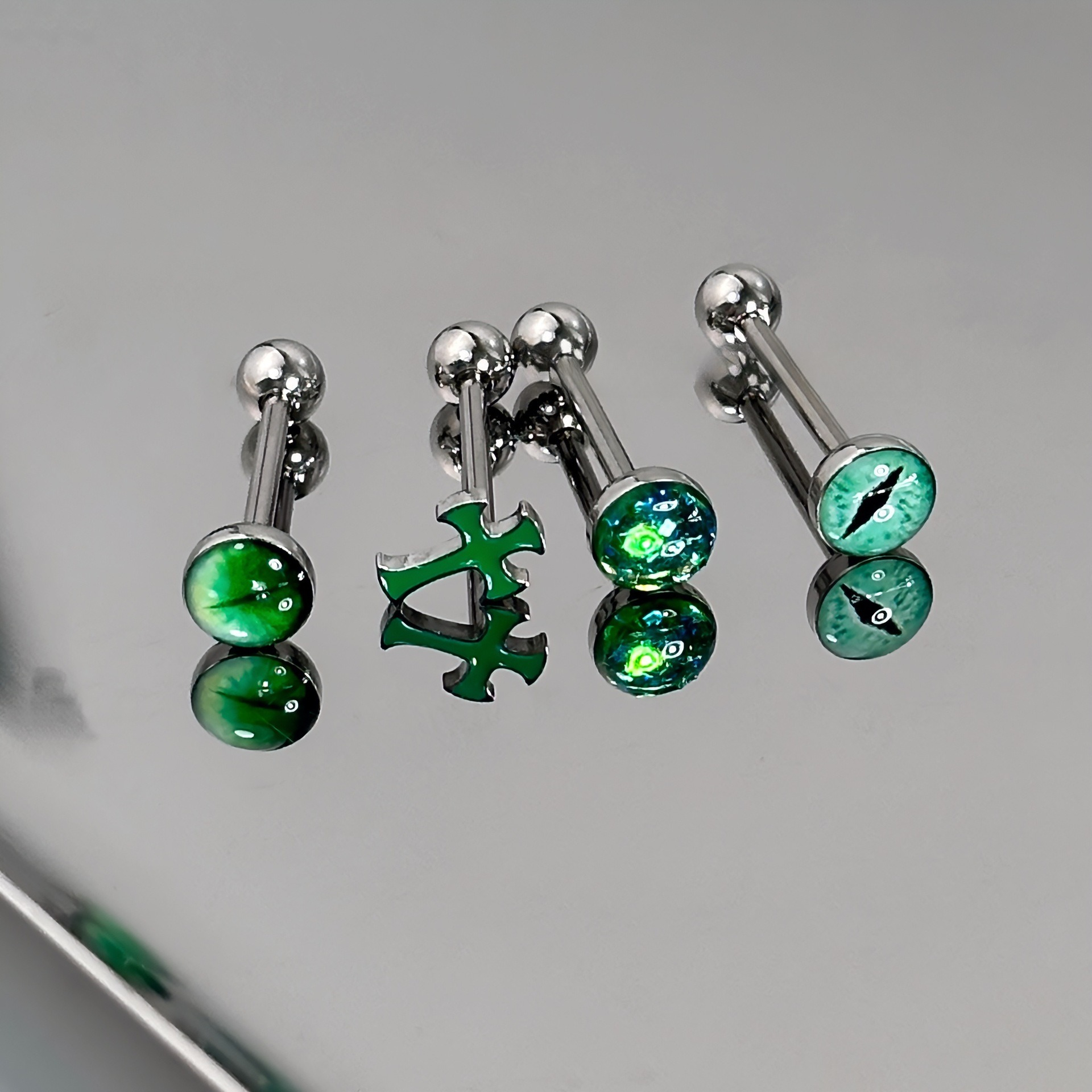 1Pc High-Quality Trendy Green  - Body Jewelry Titanium recensione e prezzo
